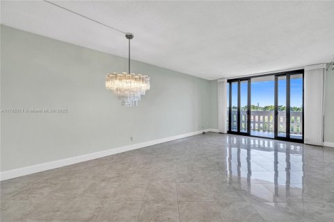 Condo in Coral Gables, Florida, 2 bedrooms  № 1862794 - photo 9