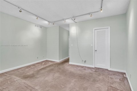 Condo in Coral Gables, Florida, 2 bedrooms  № 1862794 - photo 28