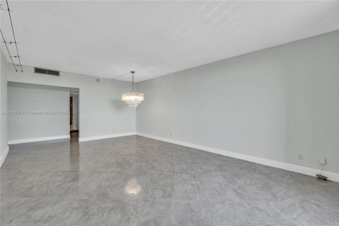 Condo in Coral Gables, Florida, 2 bedrooms  № 1862794 - photo 10
