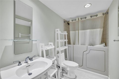 Condo in Coral Gables, Florida, 2 bedrooms  № 1862794 - photo 23