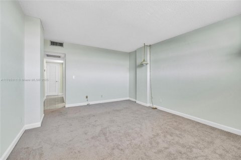 Condo in Coral Gables, Florida, 2 bedrooms  № 1862794 - photo 27