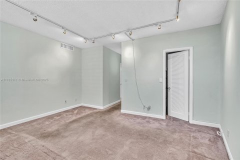 Condo in Coral Gables, Florida, 2 bedrooms  № 1862794 - photo 25