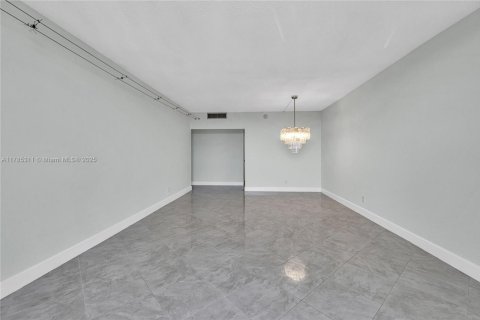Condo in Coral Gables, Florida, 2 bedrooms  № 1862794 - photo 11