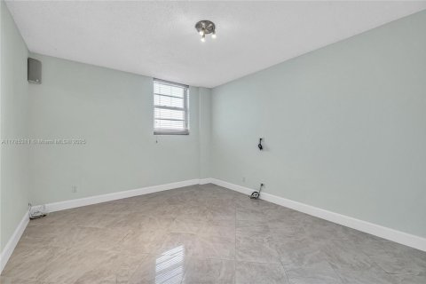 Condo in Coral Gables, Florida, 2 bedrooms  № 1862794 - photo 20