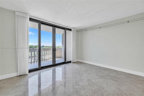 Condo in Coral Gables, Florida, 2 bedrooms  № 1862794 - photo 6