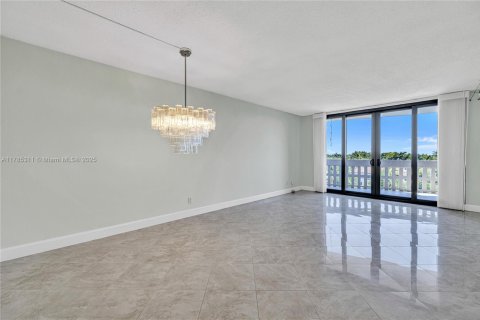Condo in Coral Gables, Florida, 2 bedrooms  № 1862794 - photo 8