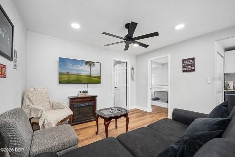 House in Holly Hill, Florida 4 bedrooms, 112.04 sq.m. № 2306193 - photo 8