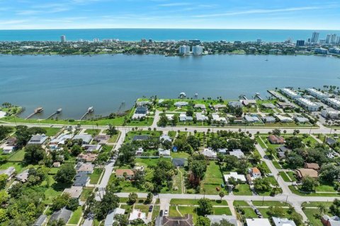 House in Holly Hill, Florida 4 bedrooms, 112.04 sq.m. № 2306193 - photo 30