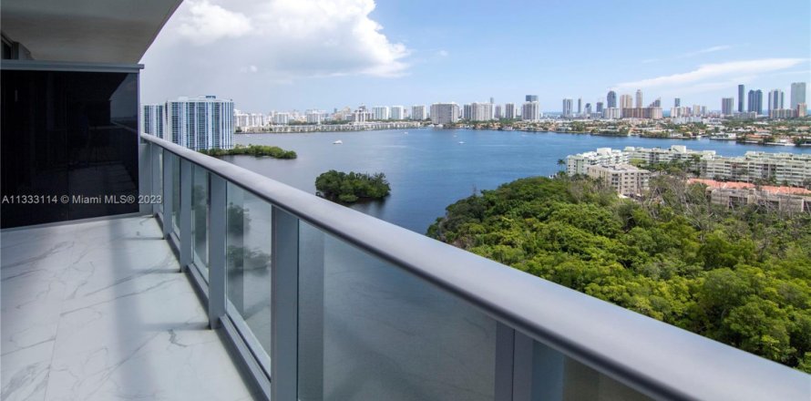 Condominio en North Miami Beach, Florida, 2 dormitorios № 1868648