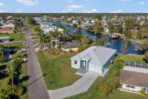 House in Fort Myers, Florida 3 bedrooms № 1459387 - photo 1