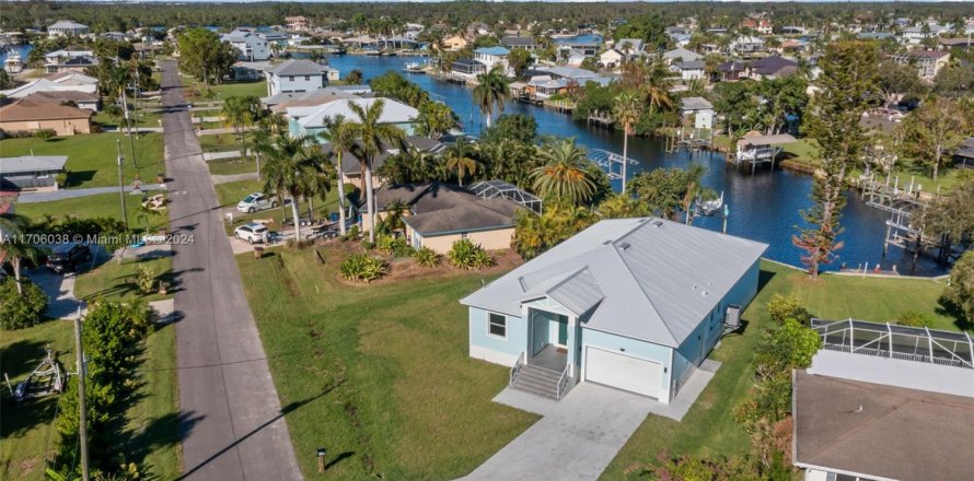 House in Fort Myers, Florida 3 bedrooms № 1459387