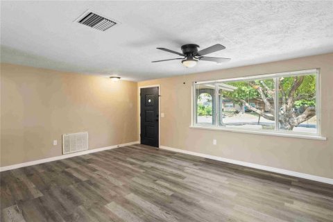 House in Port Richey, Florida 3 bedrooms, 135.08 sq.m. № 1901442 - photo 5