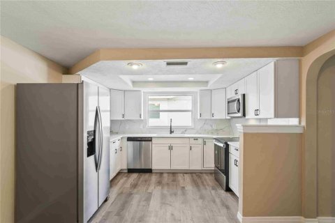 House in Port Richey, Florida 3 bedrooms, 135.08 sq.m. № 1901442 - photo 6