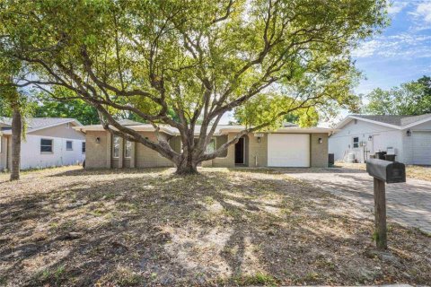 House in Port Richey, Florida 3 bedrooms, 135.08 sq.m. № 1901442 - photo 1