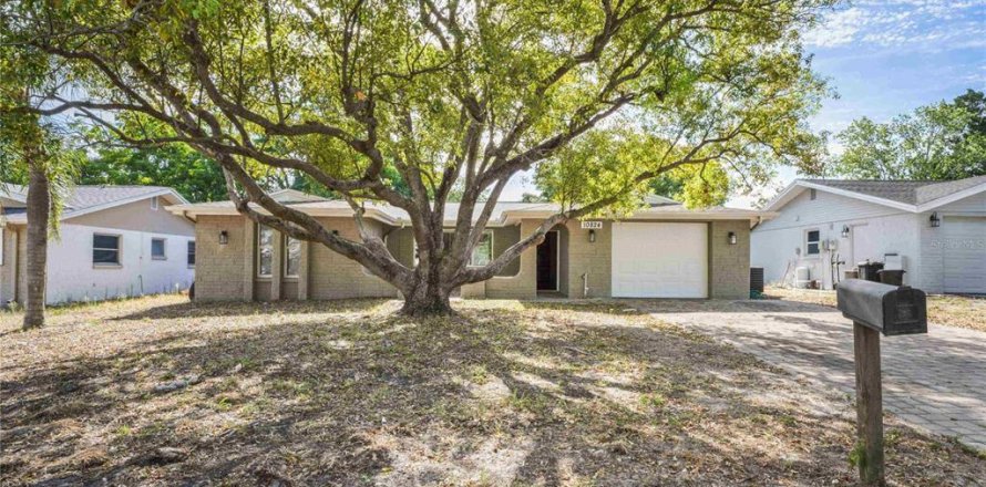 House in Port Richey, Florida 3 bedrooms, 135.08 sq.m. № 1901442