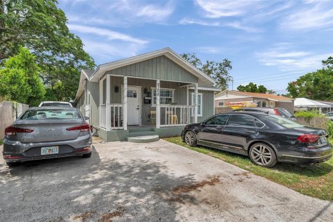 Casa en venta en Tampa, Florida, 5 dormitorios, 147.16 m2 № 1789560 - foto 2