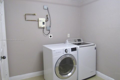 Villa ou maison à vendre à Miami, Floride: 4 chambres, 138.05 m2 № 1925020 - photo 25