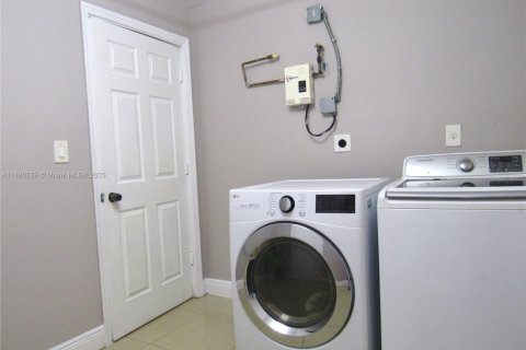 Villa ou maison à vendre à Miami, Floride: 4 chambres, 138.05 m2 № 1925020 - photo 26