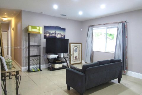 Villa ou maison à vendre à Miami, Floride: 4 chambres, 138.05 m2 № 1925020 - photo 8