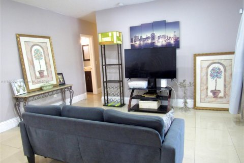 Villa ou maison à vendre à Miami, Floride: 4 chambres, 138.05 m2 № 1925020 - photo 7