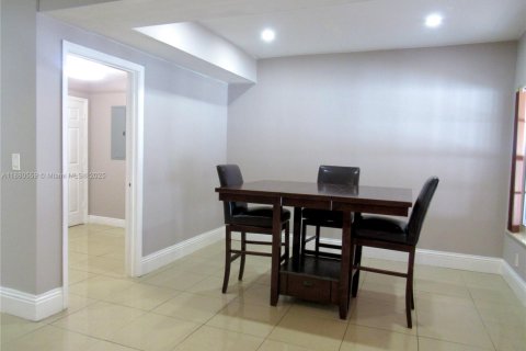 Villa ou maison à vendre à Miami, Floride: 4 chambres, 138.05 m2 № 1925020 - photo 10