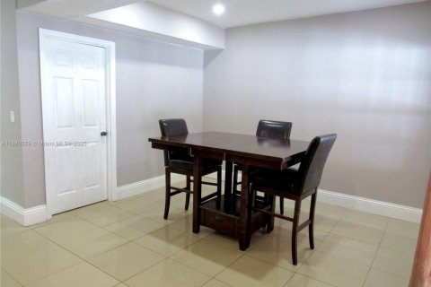 Villa ou maison à vendre à Miami, Floride: 4 chambres, 138.05 m2 № 1925020 - photo 9