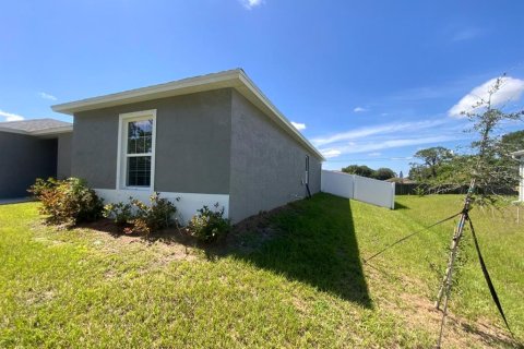 House in Palm Bay, Florida 4 bedrooms, 165.92 sq.m. № 1880633 - photo 2