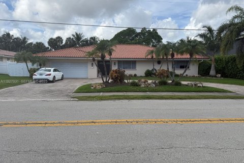 House in Hallandale Beach, Florida 4 bedrooms, 264.68 sq.m. № 1987927 - photo 1