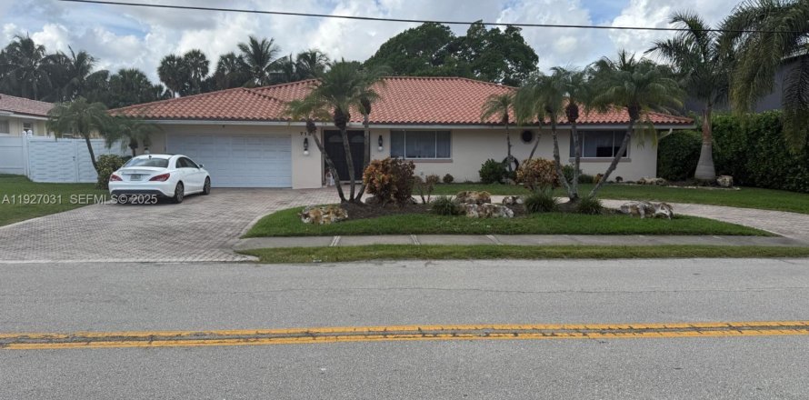 House in Hallandale Beach, Florida 4 bedrooms, 264.68 sq.m. № 1987927