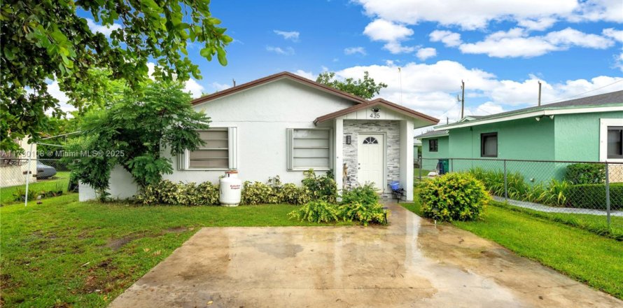 House in Florida City, Florida 3 bedrooms, 112.04 sq.m. № 1479900