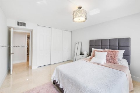 Condo in Hillsboro Beach, Florida, 2 bedrooms  № 1938039 - photo 19