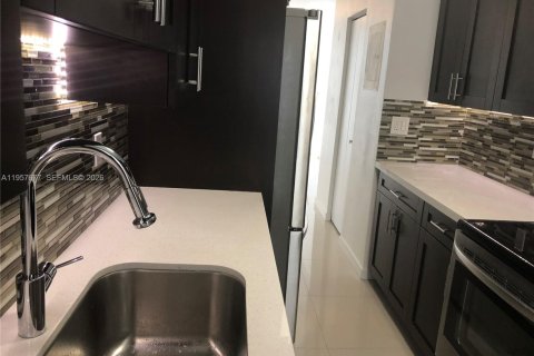 Снять в аренду виллу или дом в Бей-Харбор-Айлендс, Флорида 2 спальни, 102.19м2, № 2011358 - фото 2