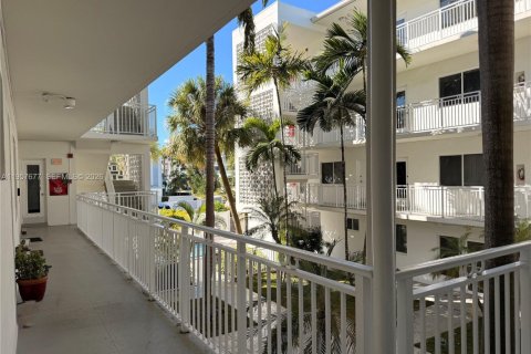 Снять в аренду виллу или дом в Бей-Харбор-Айлендс, Флорида 2 спальни, 102.19м2, № 2011358 - фото 17