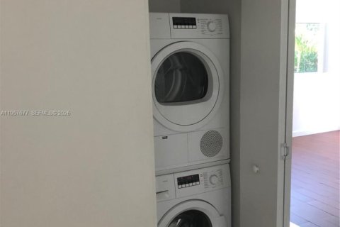 Снять в аренду виллу или дом в Бей-Харбор-Айлендс, Флорида 2 спальни, 102.19м2, № 2011358 - фото 3