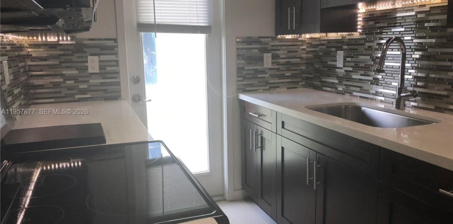 Дом в Бей-Харбор-Айлендс, Флорида 2 спальни, 102.19м2 № 2011358