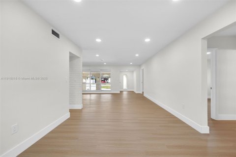 Купить виллу или дом в Купер-Сити, Флорида 4 спальни, 177.35м2, № 1970205 - фото 18