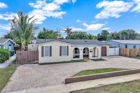 Купить виллу или дом в Купер-Сити, Флорида 4 спальни, 177.35м2, № 1970205 - фото 1