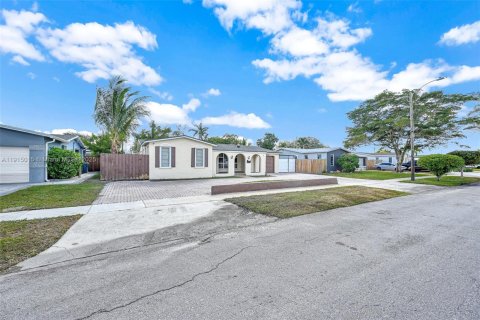 Купить виллу или дом в Купер-Сити, Флорида 4 спальни, 177.35м2, № 1970205 - фото 3