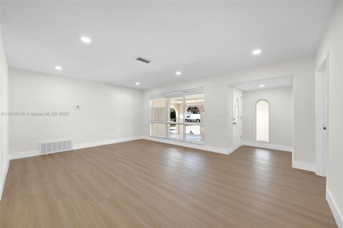 Купить виллу или дом в Купер-Сити, Флорида 4 спальни, 177.35м2, № 1970205 - фото 15