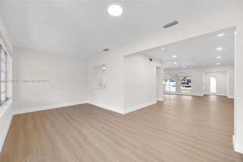 Купить виллу или дом в Купер-Сити, Флорида 4 спальни, 177.35м2, № 1970205 - фото 21