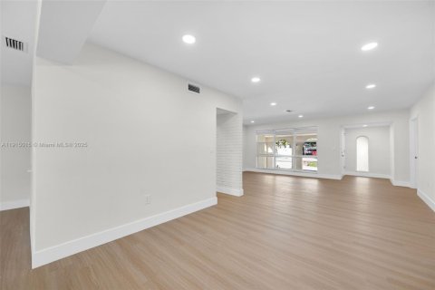 Купить виллу или дом в Купер-Сити, Флорида 4 спальни, 177.35м2, № 1970205 - фото 19