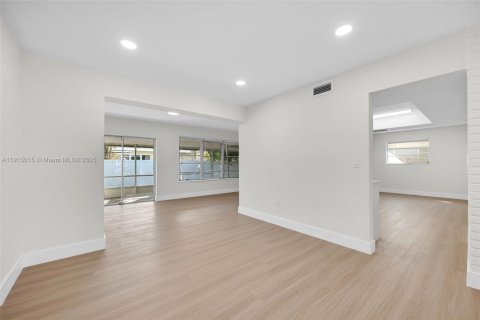 Купить виллу или дом в Купер-Сити, Флорида 4 спальни, 177.35м2, № 1970205 - фото 16