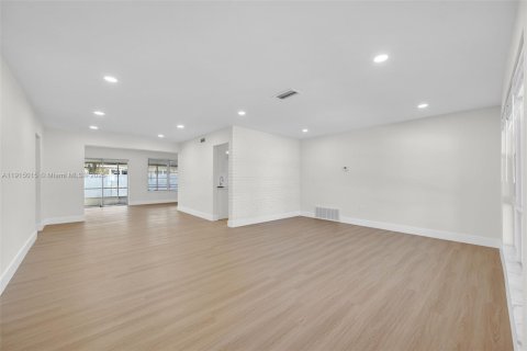 Купить виллу или дом в Купер-Сити, Флорида 4 спальни, 177.35м2, № 1970205 - фото 11