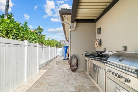 House in Pompano Beach, Florida 5 bedrooms, 328.32 sq.m. № 2032796 - photo 10