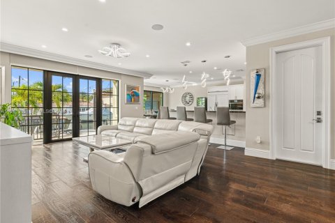 House in Pompano Beach, Florida 5 bedrooms, 328.32 sq.m. № 2032796 - photo 13