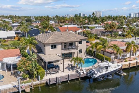 House in Pompano Beach, Florida 5 bedrooms, 328.32 sq.m. № 2032796 - photo 2