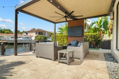 House in Pompano Beach, Florida 5 bedrooms, 328.32 sq.m. № 2032796 - photo 9