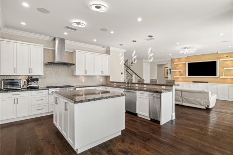 House in Pompano Beach, Florida 5 bedrooms, 328.32 sq.m. № 2032796 - photo 18