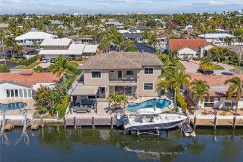 House in Pompano Beach, Florida 5 bedrooms, 328.32 sq.m. № 2032796 - photo 5