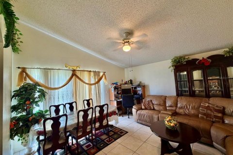 House in Kissimmee, Florida 3 bedrooms, 158.31 sq.m. № 2210407 - photo 20